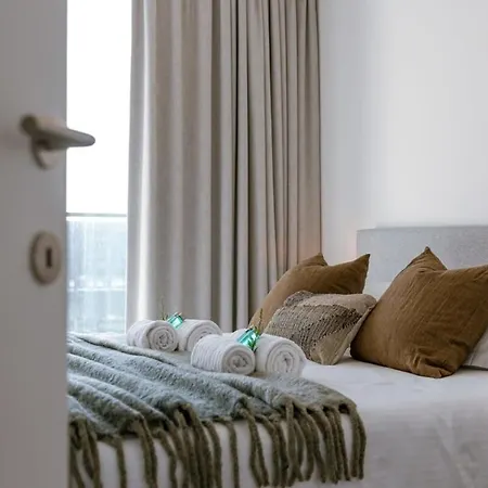 Huswell - Modern With South Facing Terrace 別荘 *